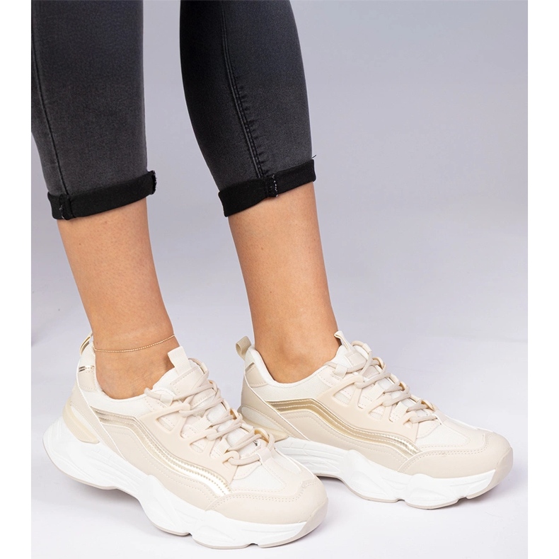 Sneaker da donna beige con un'aggiunta dorata 1