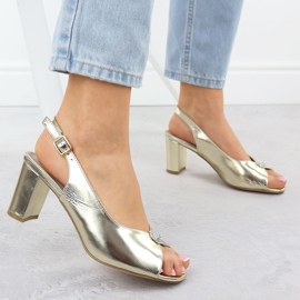 Sandali da donna sul post metallico dorato Jezzi 6985 d'oro 2