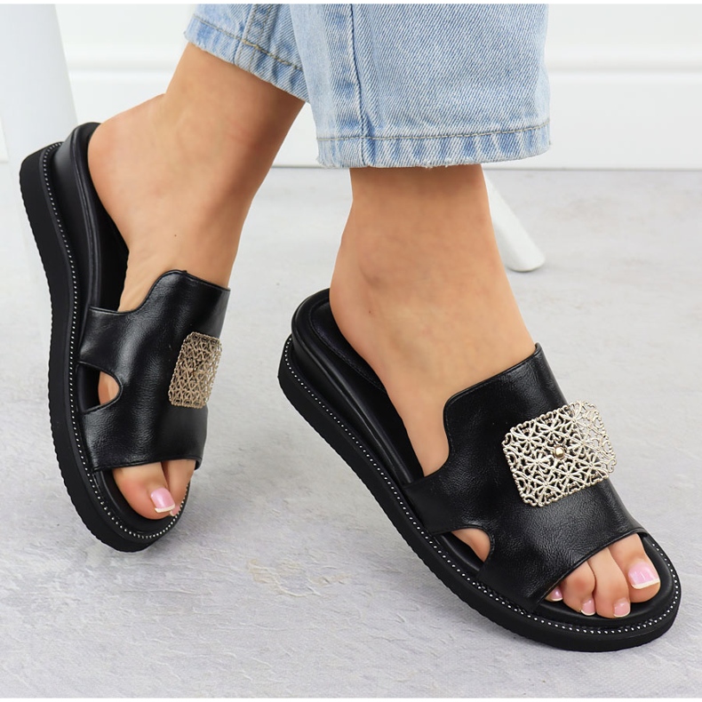 Pantofole eco-inola sulla piattaforma nera con un ornamento di Jezzi 2267 nero 1