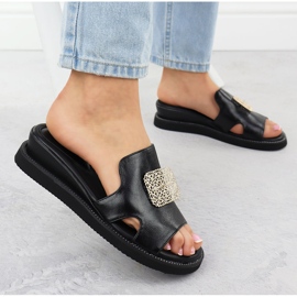 Pantofole eco-inola sulla piattaforma nera con un ornamento di Jezzi 2267 nero 2