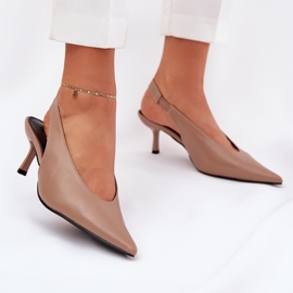 Tacchi alti con un tacco eco in pelle scuro beige 2