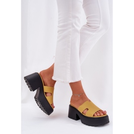 Pantofole da donna sulla piattaforma e tacchi enormi gialli giallo 2