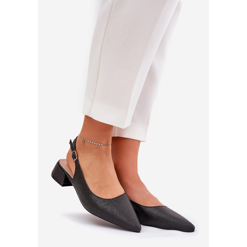 Sandali intrecciati da donna con un tallone delicato nero 1