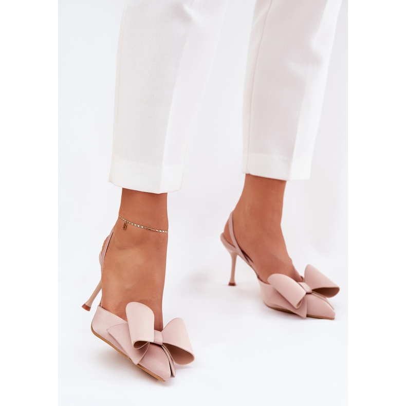 Tacchi alti con tacchi nudi e bandiera beige 2