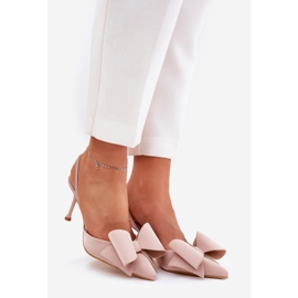 Tacchi alti con tacchi nudi e bandiera beige 1