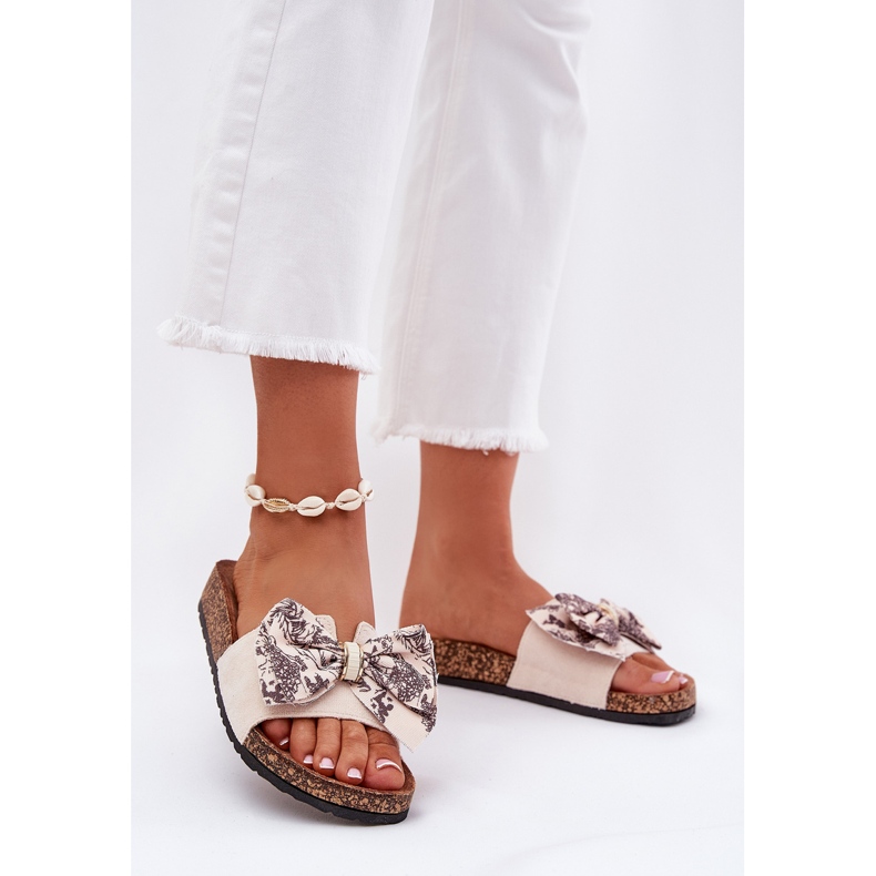 Pantofole da donna con un arco su una piattaforma di sughero beige 2