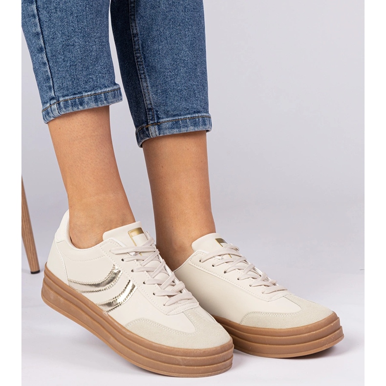 Sneaker beige sneaker da donna con un'aggiunta dorata 1