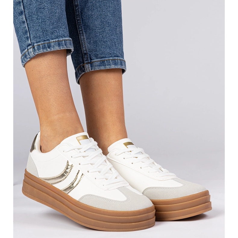 Sneaker bianche sneaker da donna con un'aggiunta dorata bianca 1