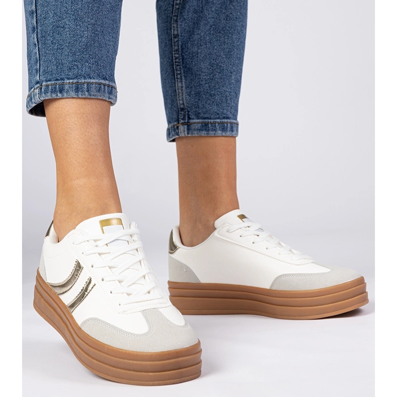 Sneaker bianche sneaker da donna con un'aggiunta dorata bianca 2