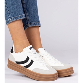 Sneaker bianche sneaker da donna con un accessorio nero bianco 1
