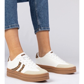 Sneaker bianche sneaker da donna con un accessorio leopardo bianco 1