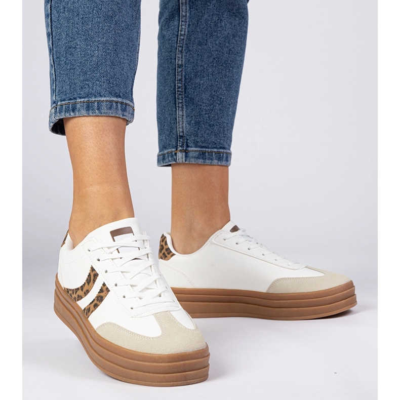 Sneaker bianche sneaker da donna con un accessorio leopardo bianco 2