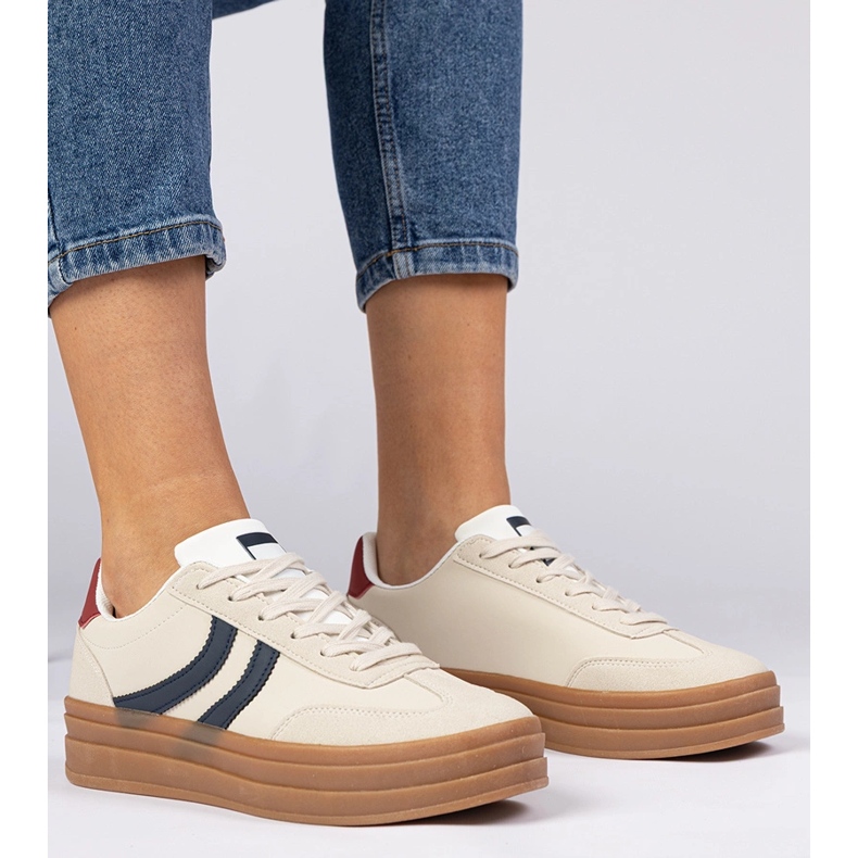 Sneaker beige sneaker da donna con un accessorio blu navy bianco 1