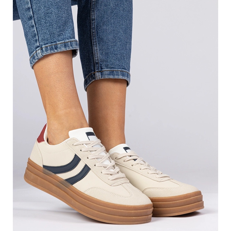 Sneaker beige sneaker da donna con un accessorio blu navy bianca 2