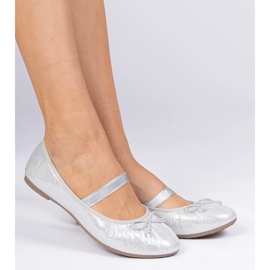 Ballerina femminile d'argento con un arco su una fascia elastica 1