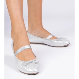 Ballerina femminile d'argento con un arco su una fascia elastica 2