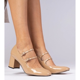 Le pompe da donna beige sul pilastro con fibbie 1
