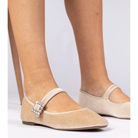 Ballerinas velluto da donna beige con una fibbia 1