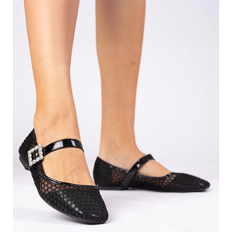 Ballerina in maglia nera con un morsetto e cristallo nero 2