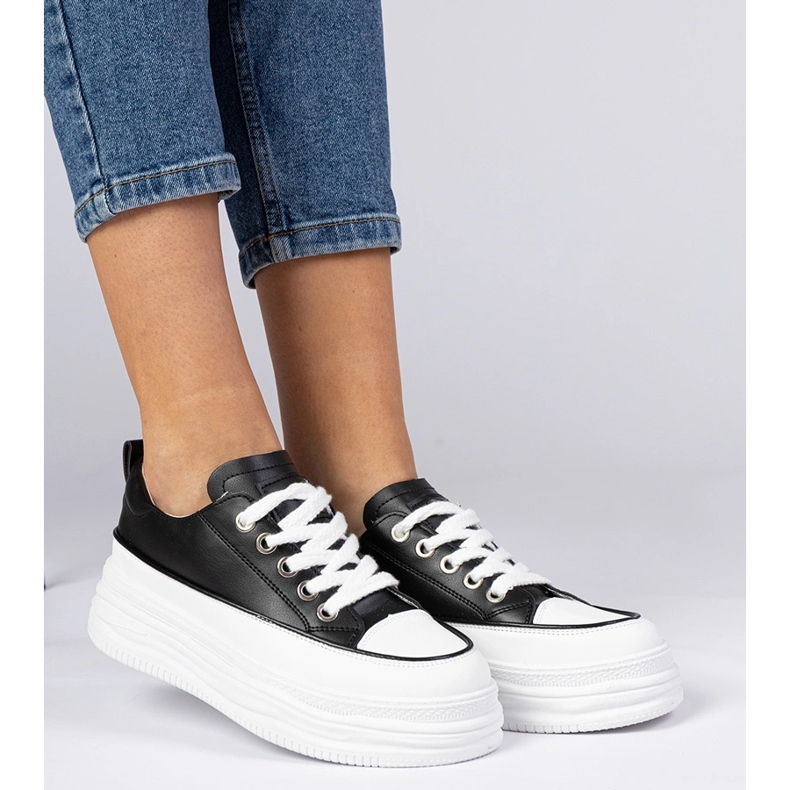 Sneaker da donna in bianco e nero su una suola alta 1