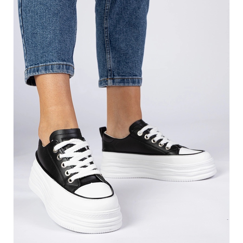 Sneaker da donna in bianco e nero su una suola alta bianca 2