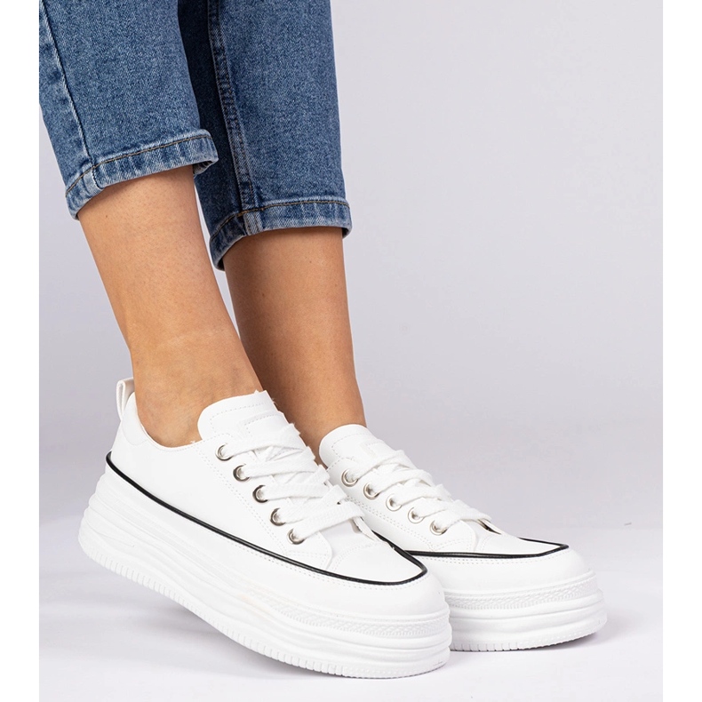 Sneaker da donna bianca su una suola alta bianco 2