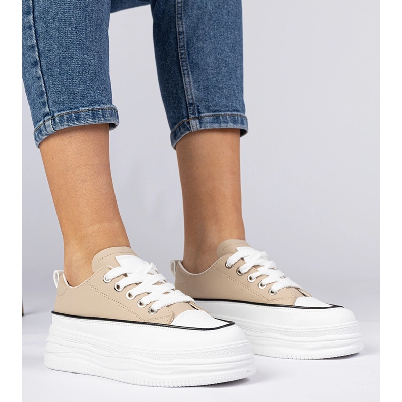 Sneaker da donna beige su una suola alta 1