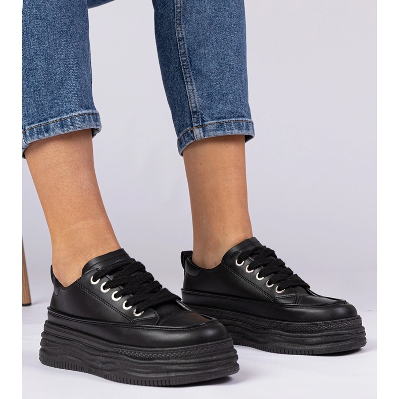 Sneaker da donna nera su una suola alta nero 1