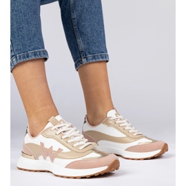 Sneaker da donna bianca e rosa con un accessorio leopardo bianco 1