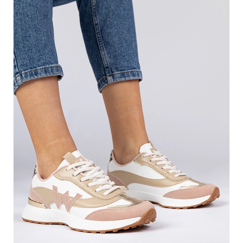 Sneaker da donna bianca e rosa con un accessorio leopardo 1