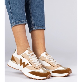 Sneaker da donna marrone bianco con un accessorio leopardo 1