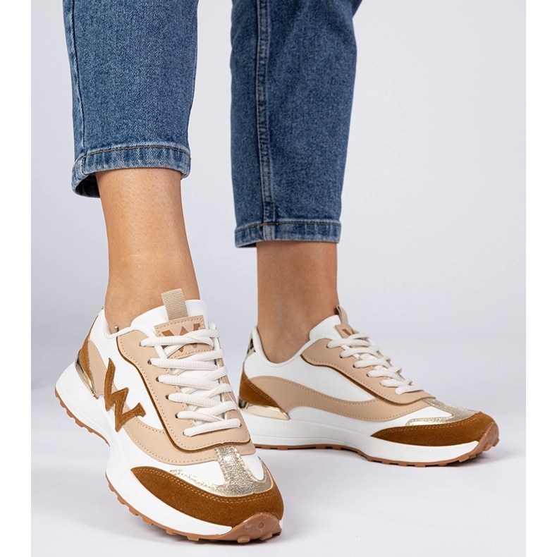 Sneaker da donna marrone bianco con un accessorio leopardo bianca 2