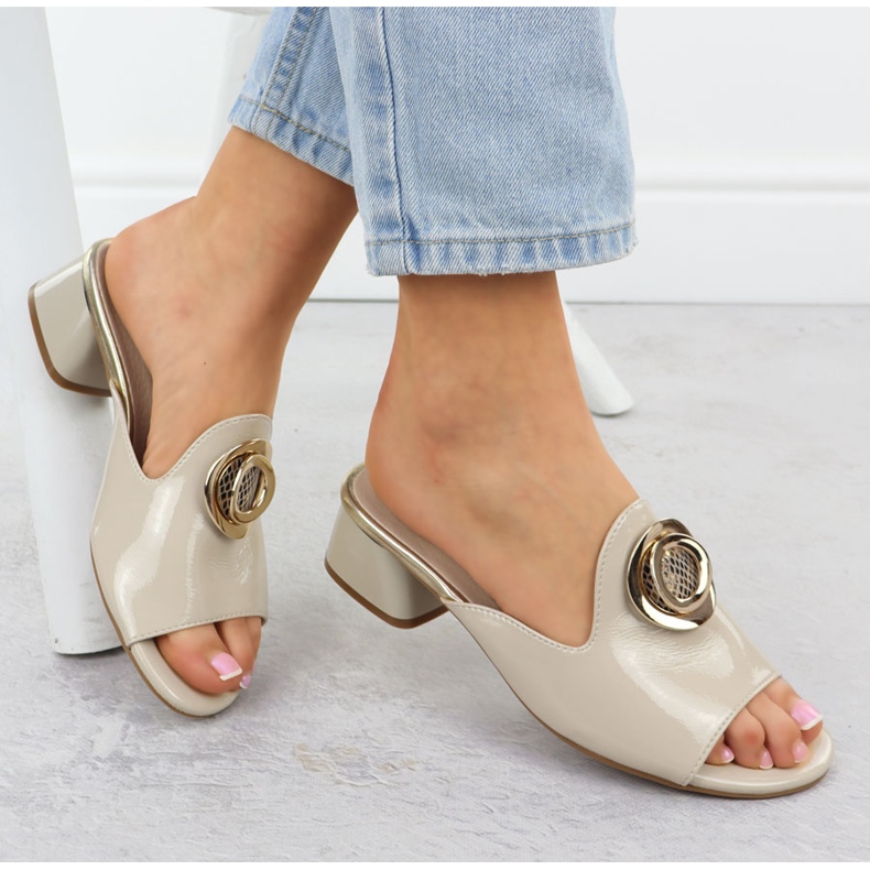 Pantofole su un blocco con un ornamento Varnned Beige Jezzi 214 1