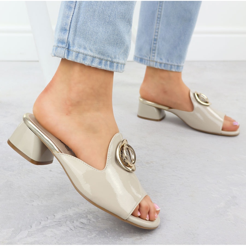 Pantofole su un blocco con un ornamento Varnned Beige Jezzi 214 2