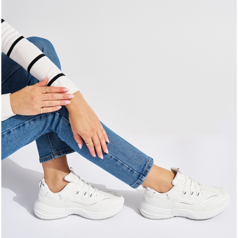 Scarpe sportive da donna bianche con suola spessa bianca 1