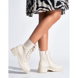 Stivaletti da donna in vernice beige con plateau 2