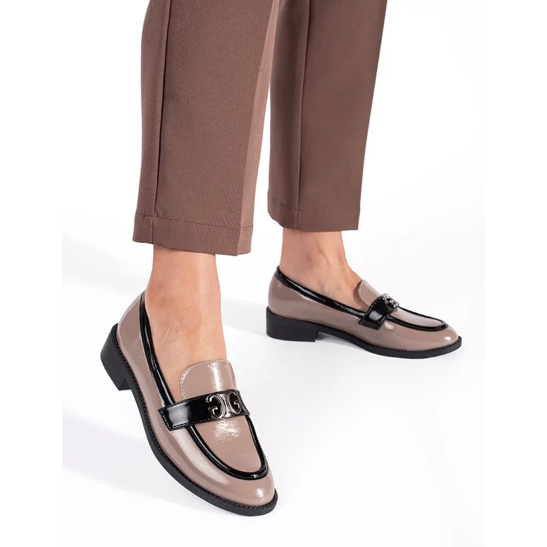 Mocassini da donna in vernice beige e nera 1