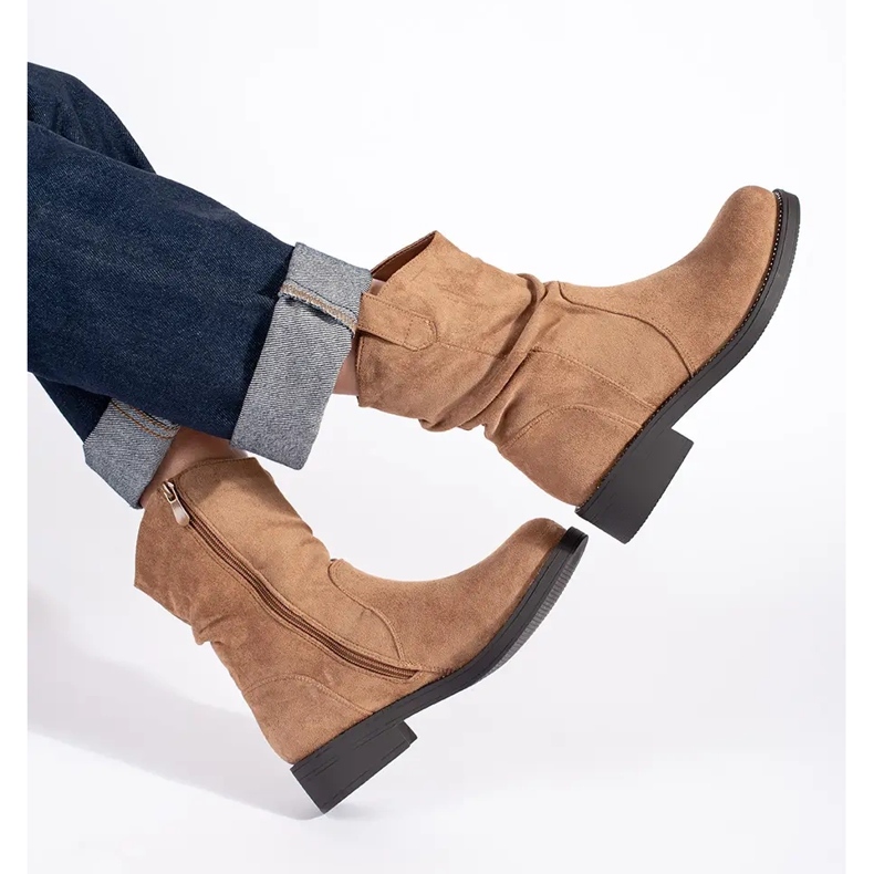 Stivali texani da donna in camoscio beige scuro 1