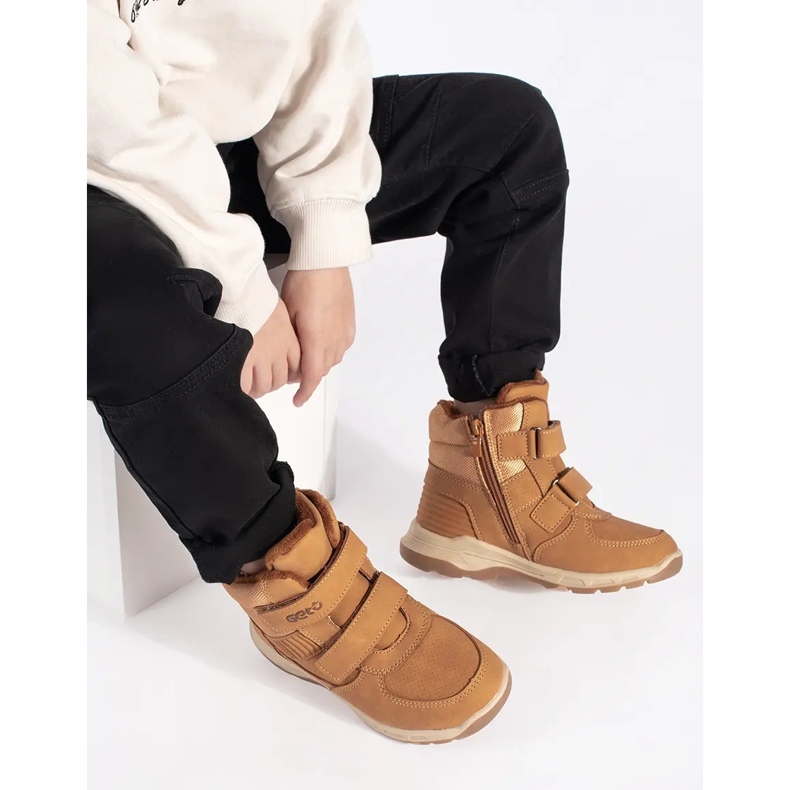 Stivaletti da bambino isolati con velcro marrone 1