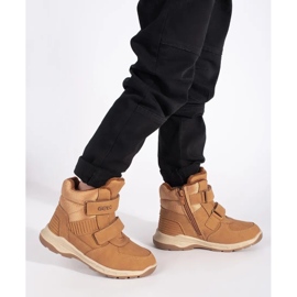 Stivaletti da bambino isolati con velcro marrone 2