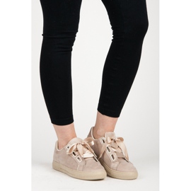 Sneakers in camoscio allacciate con un nastro marrone 2