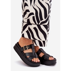 Infradito da donna sulla piattaforma con strisce e morsetto nero 1