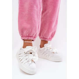Sneaker in pelle ecologica sulla piattaforma bianca 2