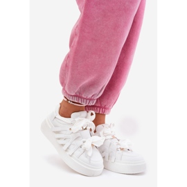 Sneaker in pelle ecologica sulla piattaforma bianca 1