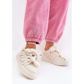Sneaker in pelle ecologica sulla piattaforma beige 2