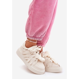 Sneaker in pelle ecologica sulla piattaforma beige 1
