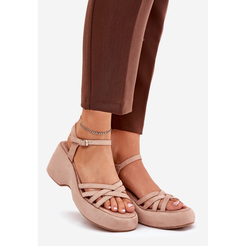 Sandali sulla piattaforma e zeppe con beige in pelle scamosciata 1