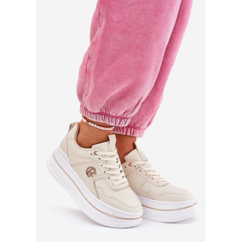 Scarpe sportive femminili sulla piattaforma beige 1