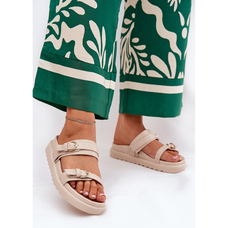 Infradito da donna sulla piattaforma con fibbie dorate beige 2