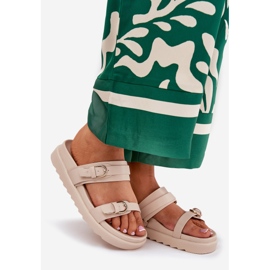 Infradito da donna sulla piattaforma con fibbie dorate beige 1